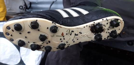 Gummikrosset fastnar också i spelarnas skor.